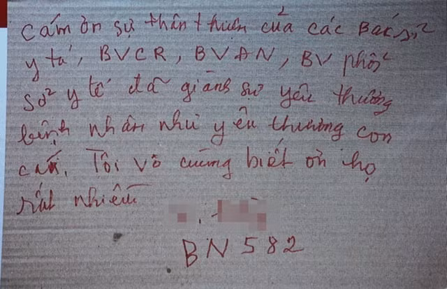 Bệnh nhân COVID-19 được chữa khỏi bệnh và xuất viện đã gửi thư cảm ơn đến các y bác sĩ.