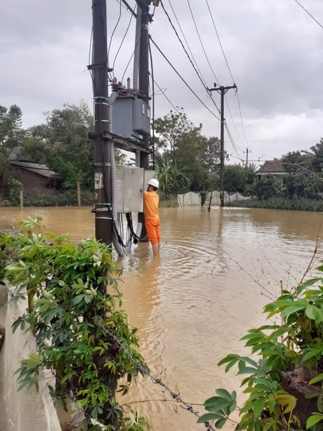 Đến 15h chiều ngày 16/10 đã có thêm 1.847 khách hàng của 02 tỉnh Quảng Trị và Thừa Thiên Huế có điện trở lại.
