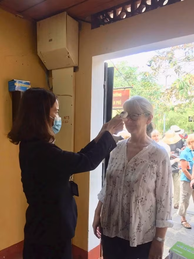 Hội An trang bị máy đo thân nhiệt cho du khách ở các điểm bán vé tham quan phố cổ.
