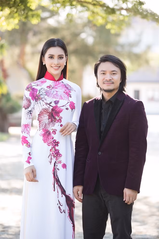 Các khách mời không chỉ biểu diễn mà còn trò chuyện, chia sẻ những kỷ niệm về Đà Nẵng, Quảng Nam và đưa ra các hiện vật để bán đấu giá nhằm quyên góp cho đội ngũ y bác sĩ ở tuyến đầu cũng như người dân đang chịu ảnh hưởng từ COVID-19.