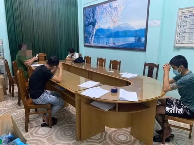 Nhóm thanh niên thuê phòng khách sạn để tụ tập sử dụng ma túy bị lực lượng Công an quận Sơn Trà phát hiện và xử lý. (Ảnh CAQ ST)