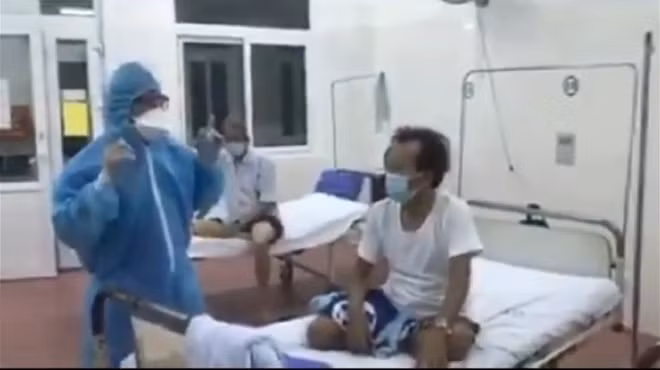 Hình ảnh bác sĩ Đương cùng bệnh nhân tại khoa cách ly của BV C Đà nẵng. (ảnh cắt clip)