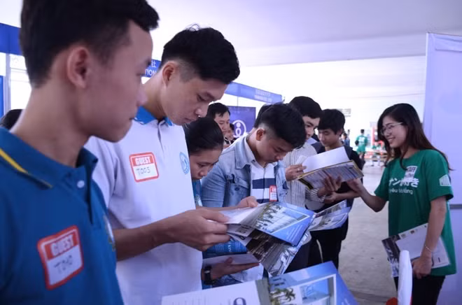 Sau khi dịch COVID-19 đã được kiểm soát, TP Đà Nẵng đã tích cực tổ chức các phiên "Ngày hội việc làm".