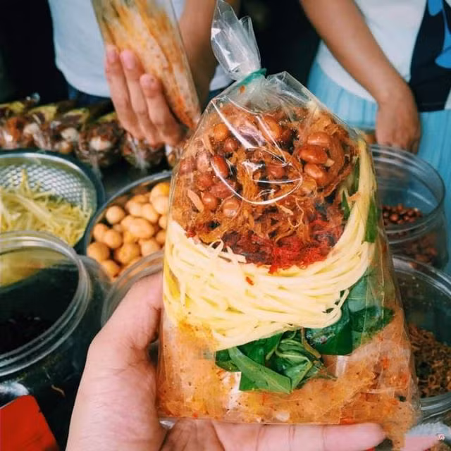 Đà Nẵng đang làm rõ nguyên nhân 6 người nhập viện nghi ngộ độc sau khi ăn bánh tráng trộn bán rong trước cổng một trường học.