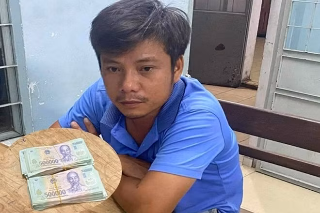 Trần Nhật Trường cùng tang vật số tiền trộm cắp trên xe của hàng xóm.