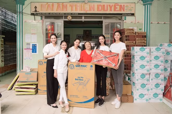 Dàn Hoa Á hậu tặng quà, mừng Quốc tế thiếu nhi tại mái ấm Thiện Duyên.