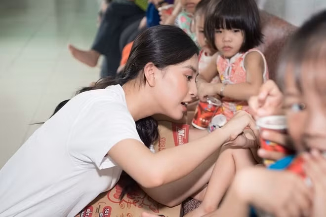 Hoa hậu Tiểu Vy, Lương Thuỳ Linh cùng dàn Á hậu chung tay tặng quà cho các cô nhi nhân ngày 1/6.