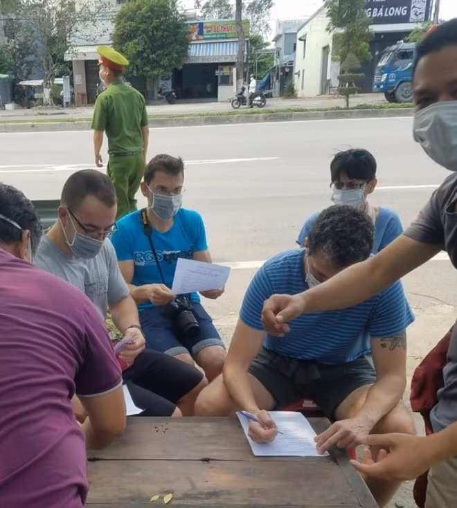 Xe du lịch, du khách nước ngoài được CSGT Đà Nẵng hỗ trợ, hướng dẫn khai báo lịch trình và Y tế tại các điểm chốt, cửa ngõ vào TP Đà Nẵng.
