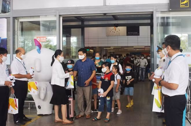 Đại diện ngành du lịch thành phố Đà Nẵng tặng quà cho đoàn du khách đầu tiên đến sân bay quốc tế Đà Nẵng sau khi dịch COVID-19 lần 2.