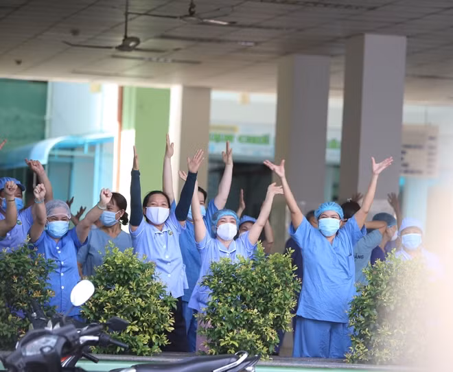 Các y bác sĩ cả BV Đà Nẵng vỡ òa niềm vui và nước mắt xúc động khi bệnh viện chính thức được dỡ bỏ lệnh phong tỏa, được phép đón bệnh nhân vào khám chữa bệnh trở lại.