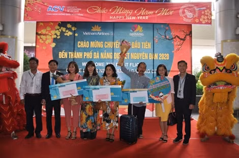 Đà Nẵng đón hàng trăm du khách “xông đất” ngày đầu năm mới 2022 ảnh 4