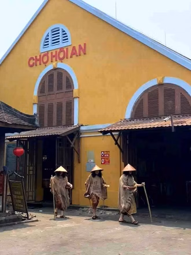 Những hình ảnh "giả ăn xin" phản cảm của nhóm người tại phố cổ Hội An.