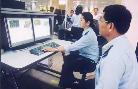 Kiểm tra an ninh trước khi khách lên tàu bay.