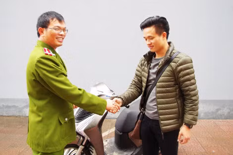 Anh Phạm Ngọc Dương vui mừng khi được cơ quan Công an Hà Tĩnh trao tra lại chiếc xe của mình. Anh Phạm Ngọc Dương vui mừng khi được cơ quan Công an Hà Tĩnh trao tra lại chiếc xe của mình.