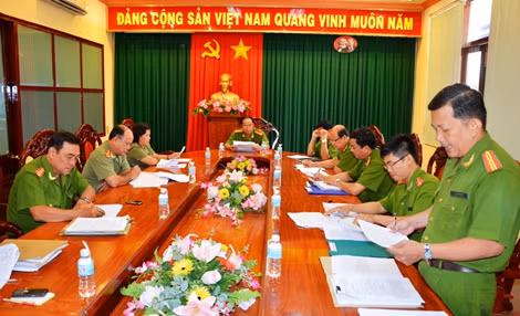 Hội xét giảm án cho các phạm nhân đang chấp hành án phạt tù. Hội xét giảm án cho các phạm nhân đang chấp hành án phạt tù.
