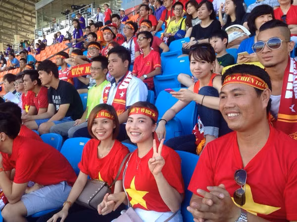Thân gái không quản dặm trường vì đội tuyển U23. Ảnh: Todayonline.