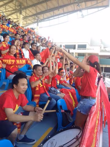 Fan Việt hết mình vì đội tuyển. Ảnh: Todayonline.