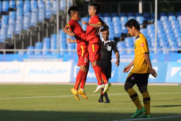 Không phụ lòng các CĐV, U23 Việt Nam đã vùi dập đối thủ với tỉ số 6-0. Các cầu thủ Việt Nam cũng có cách ăn mừng bàn thắng "cực dị". Ảnh: Todayonline.