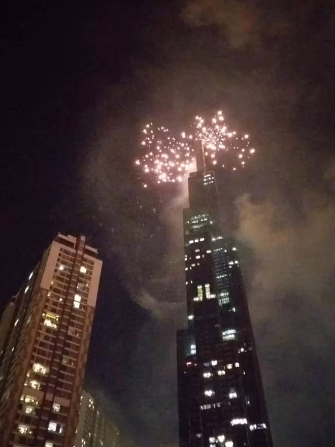 Tràn pháo hoa rực rỡ đón chào năm Canh Tý 2020 rất hoành tráng tại khu tòa nhà Landmark 81