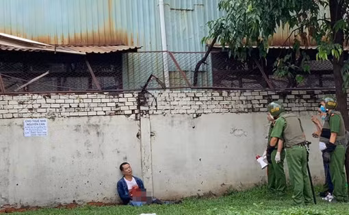 Người đàn ông dùng hung khí tự đâm vào bụng