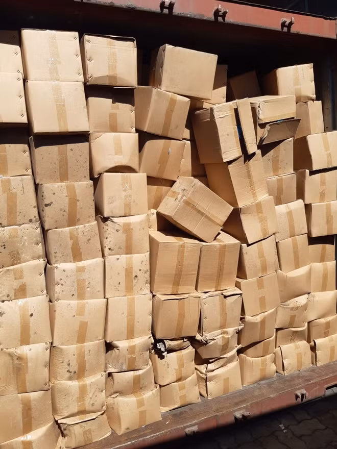 1.070 thùng carton chứa găng tay bị thu giữ