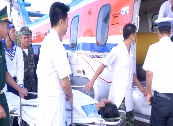Bệnh nhân được đưa lên trực thăng để đưa vào đất liền điều trị