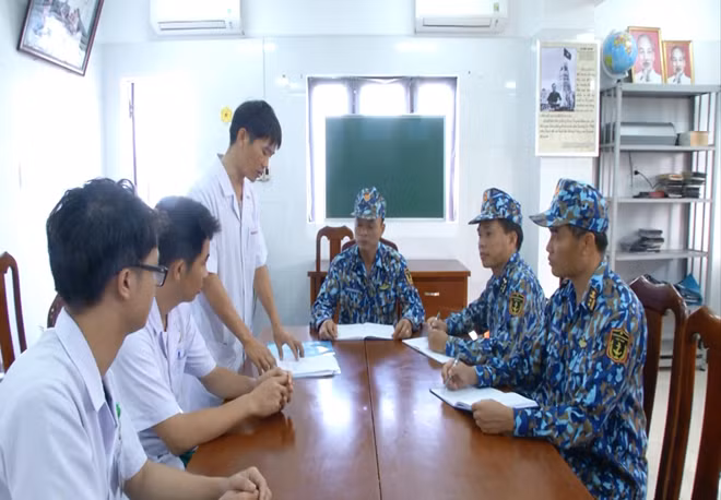 Bác sĩ hội chẩn bệnh án