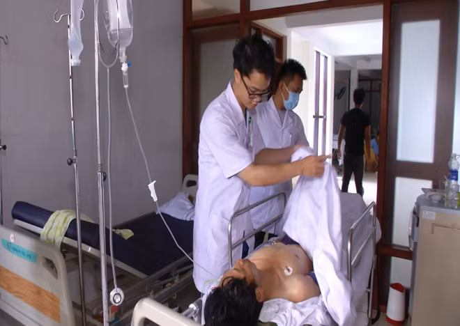 Các bác sĩ đang chăm sóc ông Vinh tại Bệnh xá đảo An Bang