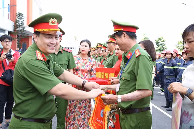 Trao cờ lưu niệm cho các đội tham gia thi đấu
