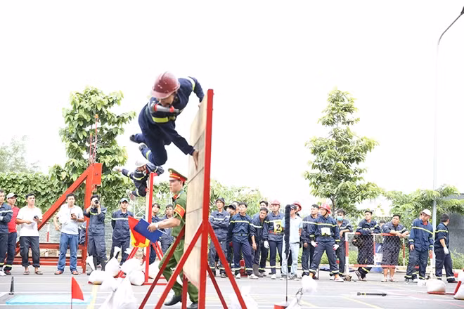 Rèn luyện kỹ chiến thuật chiến đấu với giặt lửa giúp các chiến sĩ vượt qua mọi địa hình dù khó khăn