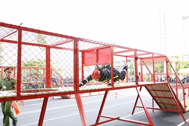 Mỗi bài thi cũng là một bài luyện tập của các chiến sĩ Cảnh sát PCCC trong công tác chiến đấu với giặc lửa