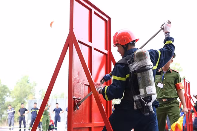 Vận động viên đang thực hiện phần thi chạy 100m vượt chướng ngại vật, cứu nạn cứu hộ
