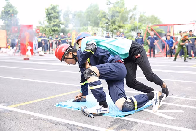 Ngoài chữa cháy, việc cứu nạn cũng cần đòi hỏi các chiến sĩ phải có kỹ thuật tốt trong việc cứu nạn nhân