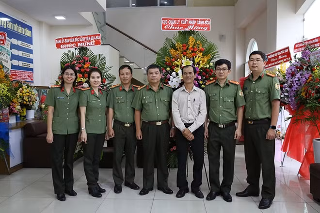 Đại diện lãnh đạo Cục Quản lý Xuất nhập cảnh - Bộ Công an chúc mừng CQĐD báo CAND tại TP Hồ Chí Minh nhân kỷ niệm 95 năm Ngày Báo chí Cách mạng Việt Nam (21/6/1925 - 21/6/2020)