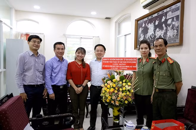 Đại diện lãnh đạo Thành ủy - HĐND - UBND - UBMTTQ Việt Nam TP Hồ Chí Minh chúc mừng CQĐD báo CAND tại TP Hồ Chí Minh nhân kỷ niệm 95 năm Ngày Báo chí Cách mạng Việt Nam (21/6/1925 - 21/6/2020)