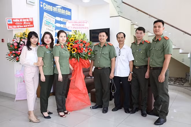 Đại diện BCH Đoàn Phòng Cảnh vệ miền Nam chúc mừng CQĐD báo CAND tại TP Hồ Chí Minh nhân kỷ niệm 95 năm Ngày Báo chí Cách mạng Việt Nam (21/6/1925 - 21/6/2020)