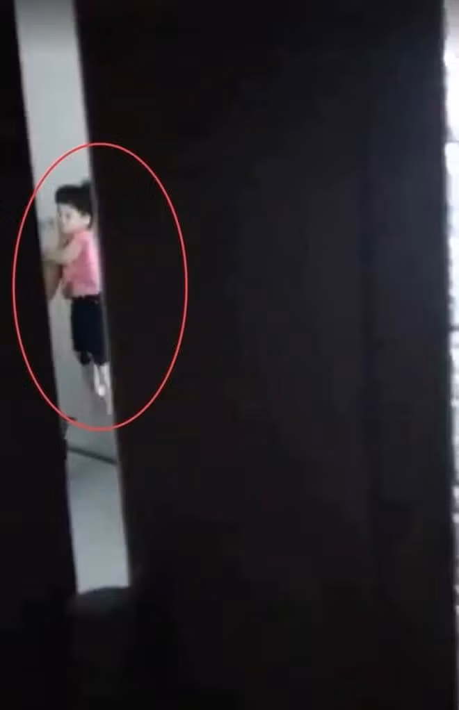 Đoạn clip bé gái bị hành hạ dã man được người hàng xóm ghi lại qua khe cửa