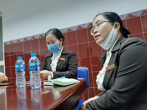 Ban Giám hiệu trường Quốc tế Á Châu trao đổi vụ việc với phóng viên