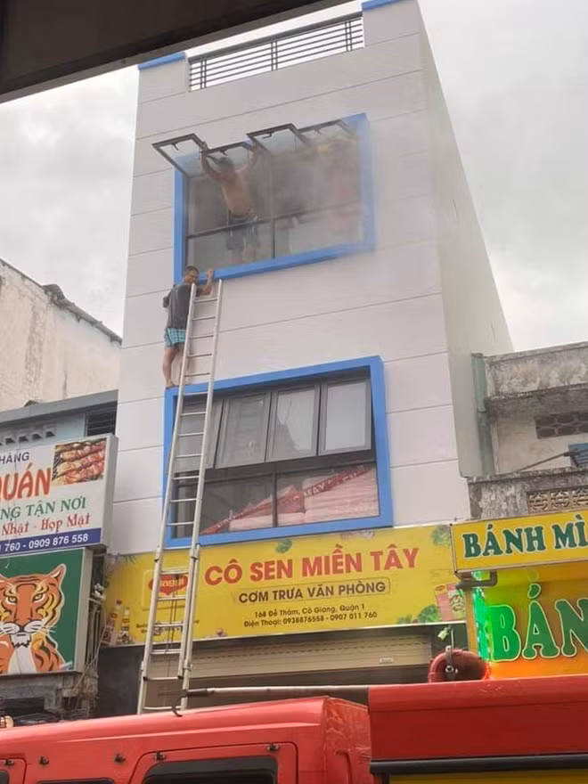 Xe thang được triển khai cứu 7 người mắc kẹt trong đám cháy