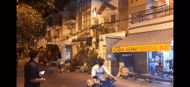 Do sợ cháy lan, một số người trong nhà tháo chạy ra ngoài khi phát hiện cháy trên cột điện