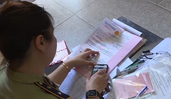 Cục QLTT kiểm đếm, lập biên bản lô sản phẩm giày dép để xử lý