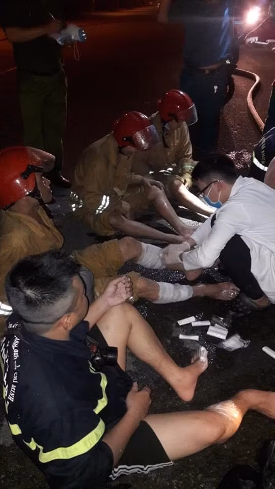 Các chiến sĩ Cảnh sát PCCC Công an TP Hồ chí Minh bị thương khi đang chữa cháy Các chiến sĩ Cảnh sát PCCC Công an TP Hồ chí Minh bị thương khi đang chữa cháy