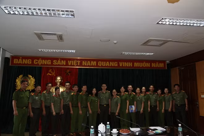 Các đại biểu tham dự cuộc họp.