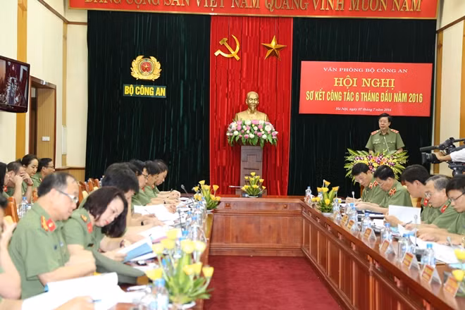 Trung tướng Nguyễn Danh Cộng, Chánh Văn phòng Bộ Công an báo cáo sơ kết tại Hội nghị.