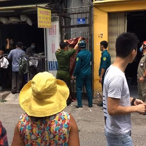 Thi thể trẻ sơ sinh trong ba lô màu đỏ đặt trong phòng trọ