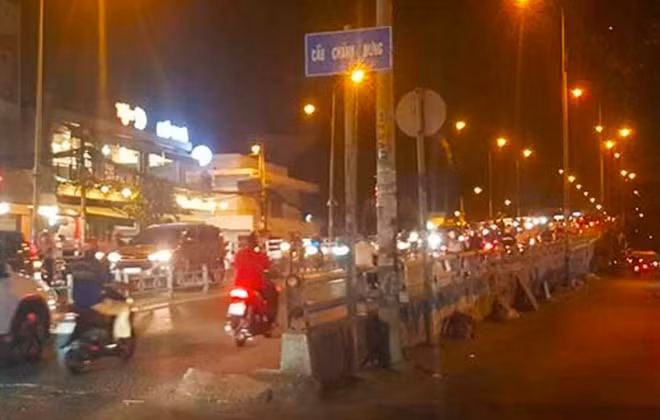 Cầu Chánh Hưng nơi 2 nhóm tụ tập thủ hung khí chuẩn bị hỗn chiến