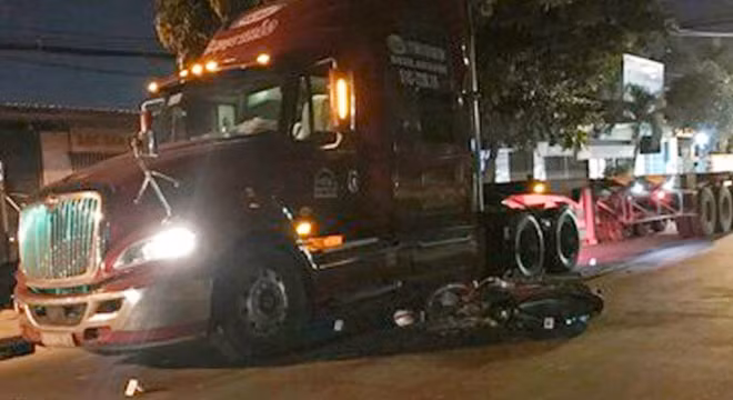 Anh Hiện ngã xuống đường sau va chạm và bị xe đầu kéo tông tử vong