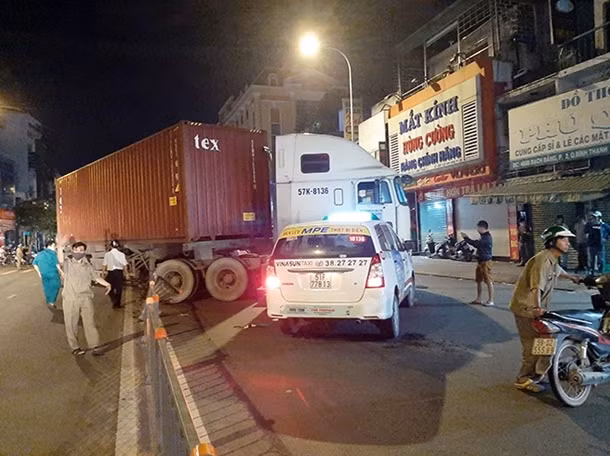 Lạc tay lái, xe đầu kéo gây ra vụ tai nạn liên hoàn