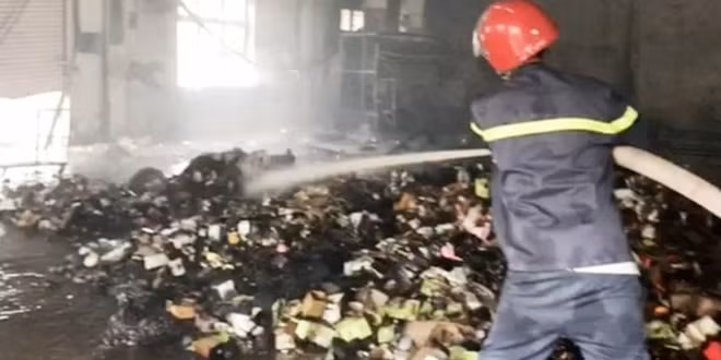 Đám cháy khiến nhiều mặt hàng chứa trong kho bị cháy và hư hỏng nặng