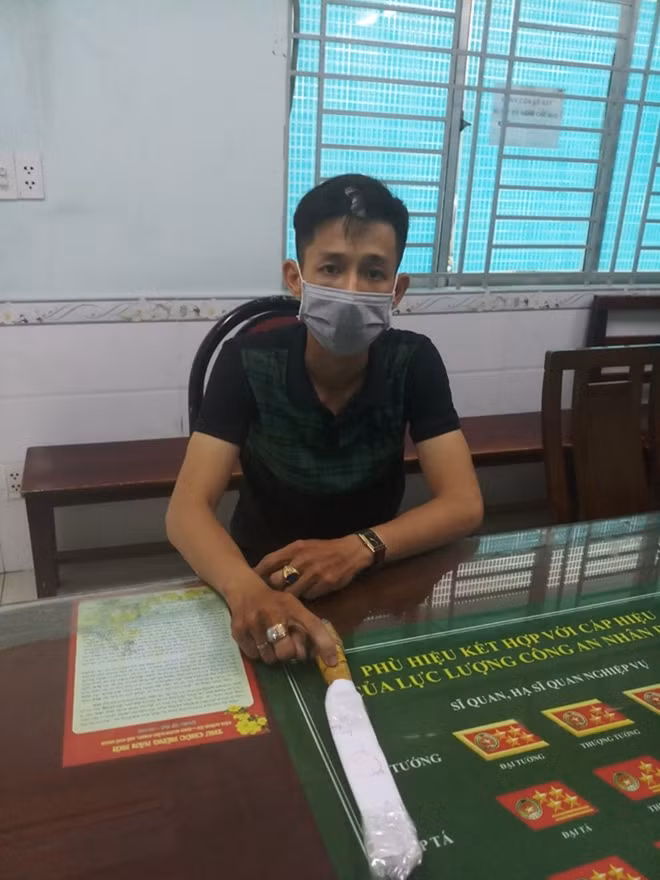 Thắng và hung khí tại cơ quan điều tra